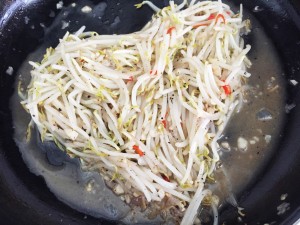 Stir-fried Taugeh (bean sprouts)